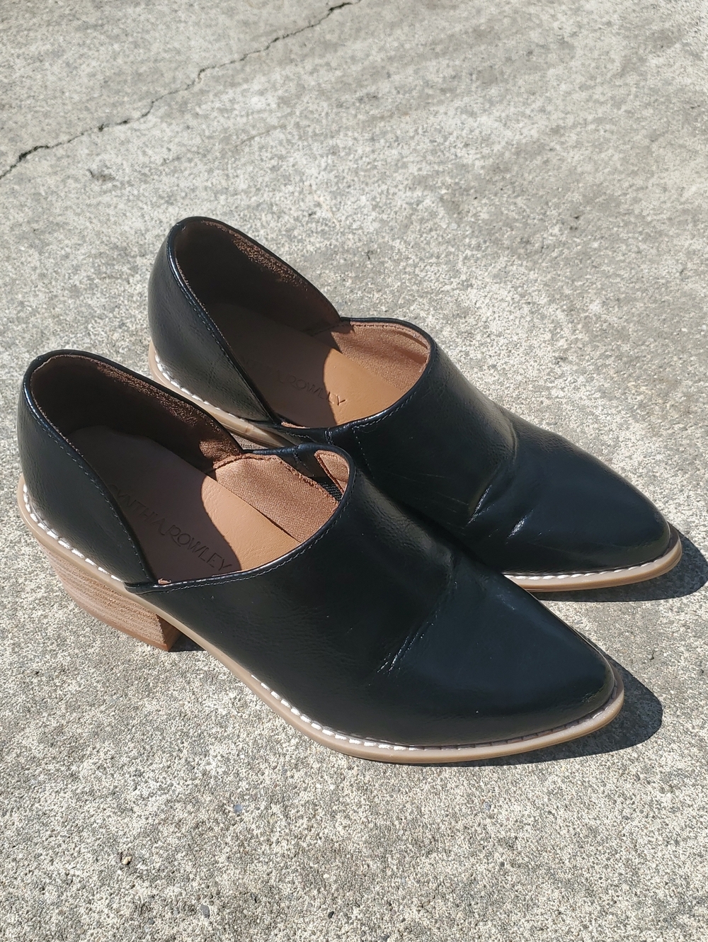 Cynthia Rowley Black Faux Leather Shoes Size 7M White Stiching